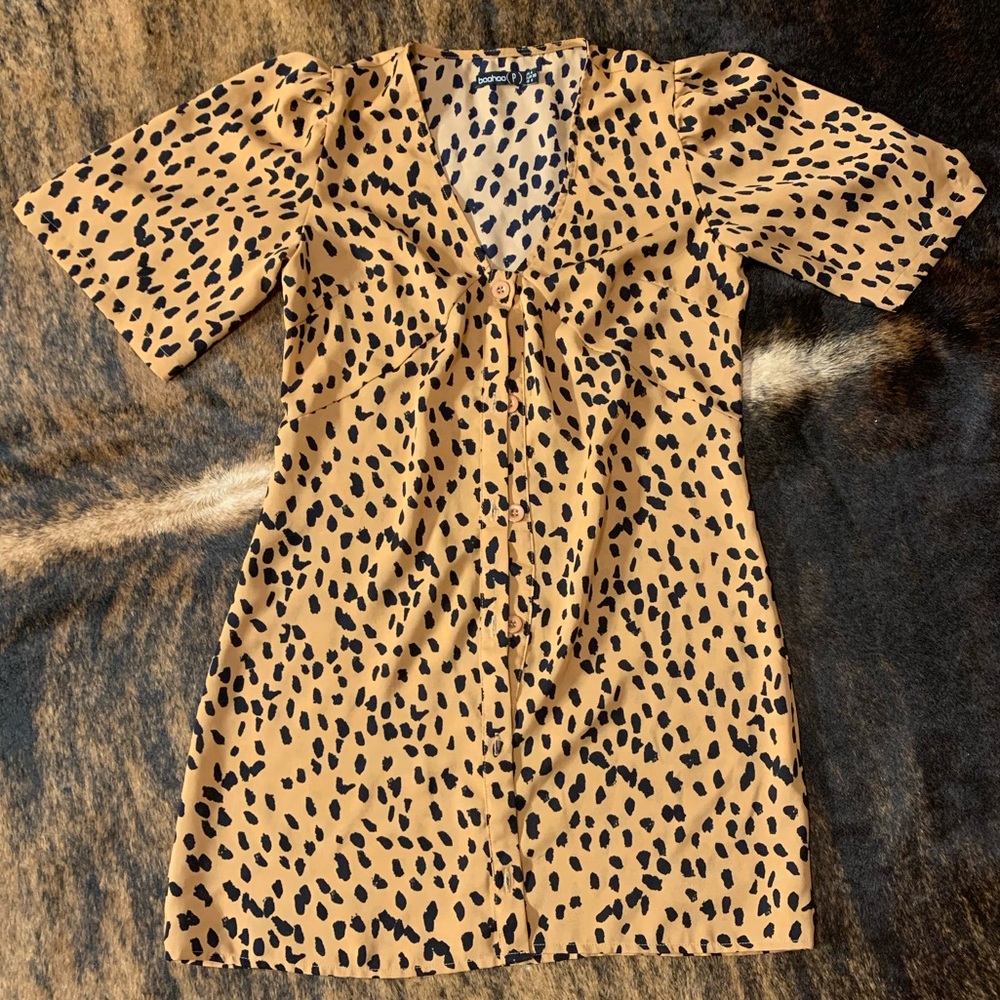 Boohoo (P) size 0 Dalmatian print button up shift dress camel color